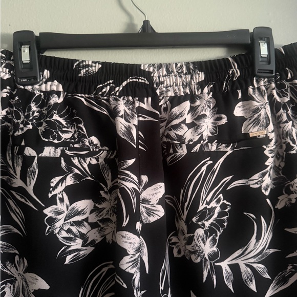 White House Black Market Black and Ivory Floral Tropical ankle pants size L - Picture 11 of 11